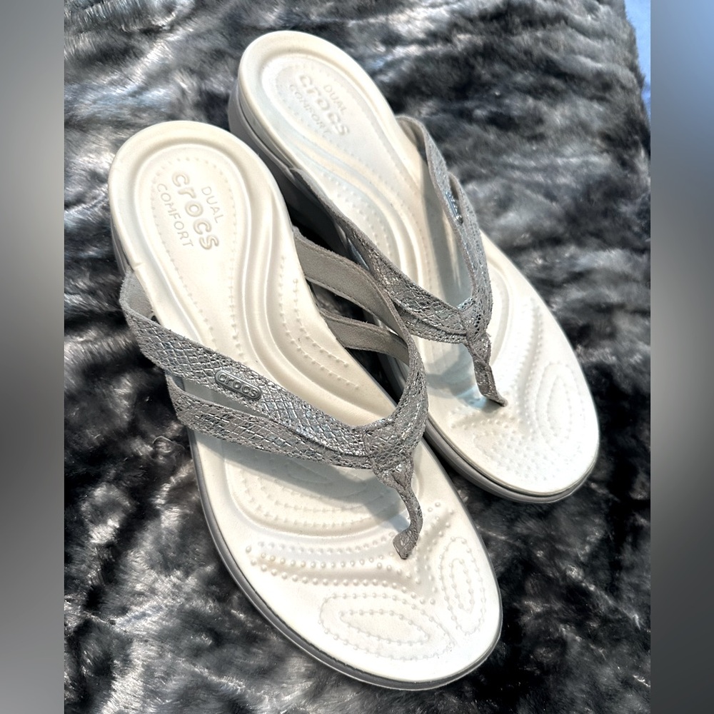 CROCS Women's Metallic Silver and White Sandalsâ˘11